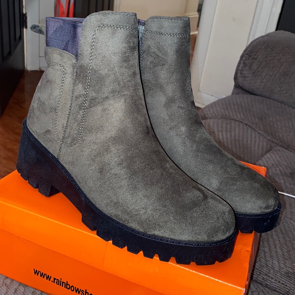 BRAND NEW OLIVE/BLACK SIZE 12